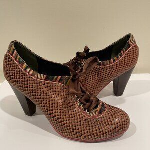 POETIC LICENCE LONDON Women's shoes Size 8.5 Heel 3 and 1/2"